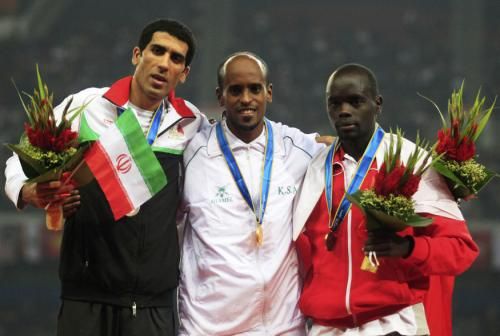 بلال منصور يميناً
