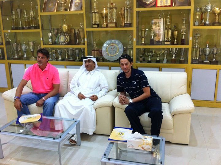 أبو زمع ودرجان وممثل نادي كلبا قبل توقيع العقد