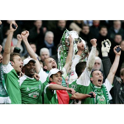 فرحة فريق هيبيرنيان باللقب و يظهر في الصورة النجم المغربي زمامة