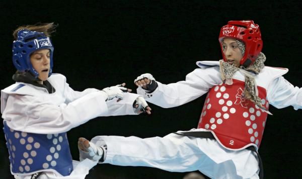 سناء أتبور (يمين)