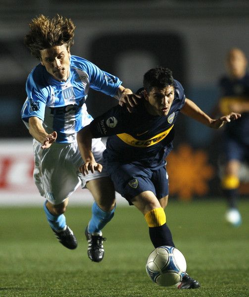 كرستيان شافيز يقود إحدى هجمات البوكا أمام راسينج كلوب