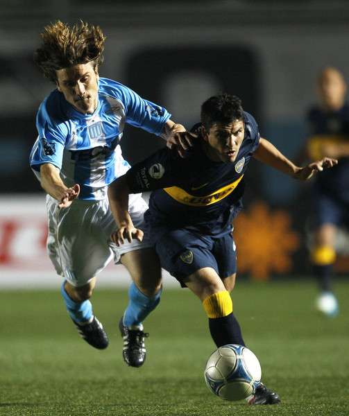 كرستيان شافيز يقود إحدى هجمات البوكا أمام راسينج كلوب