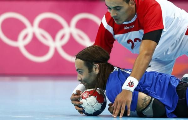 أسامة بوغنمي يحاول استخلاص الكرة من اللاعب الكرواتي