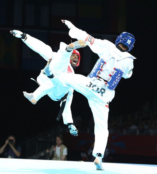 أبو لبدة (يمين)