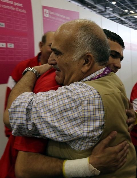 الأمير الحسن يهنى أبو لبدة بعد فوزه على لاعب نيجيريا اليوم