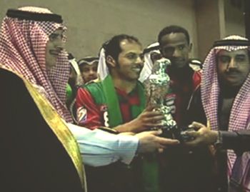 رئيس الإتفاق الدوسري( يمين ) يتسلم كاس الأندية الخليجية 2006_2007