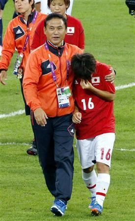 مانا إيوابوتشي ( يمين ) تذرف الدموع بعد نهاية المباراة
