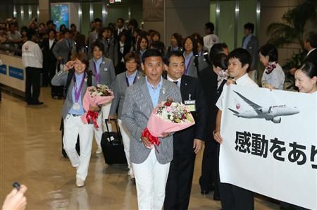 الجماهير اليابانية عند استقبالها بعثة منتخب اليابان للسيدات