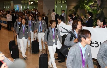 لاعبات منتخب اليابان بعد وصولهم لمطار ناريتا الدولي