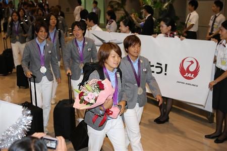 لاعبات منتخب اليابان بعد وصولهم لمطار ناريتا الدولي