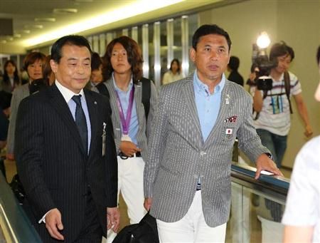 المدرب نوريو ساساكي عند وصوله لمطار ناريتا الدولي