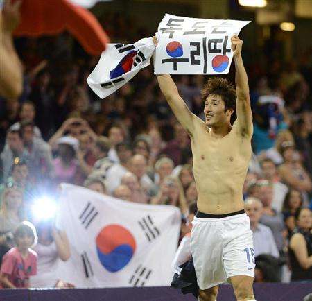 اللاعب الكوري الجنوبي بارك جونج وو عندما رفع اللافته التي كتب عليها ( دوكودو من أراضينا )