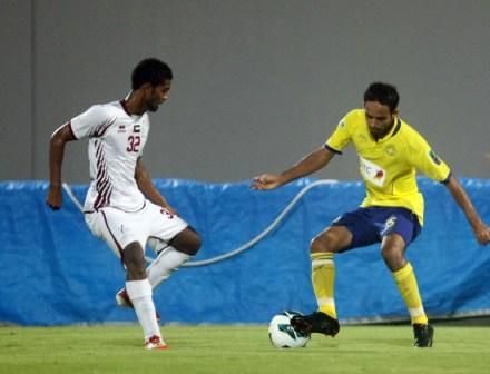 عبده عطيف يحاول المرور من مدافع الوحدة