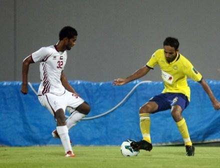 عبده عطيف يحاول المرور من مدافع الوحدة