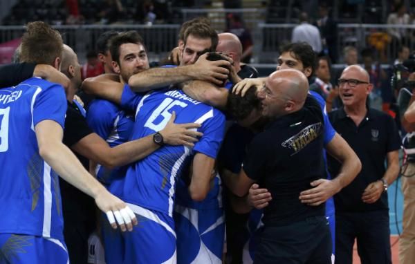 المنتخب الإيطالي يحتفل ببرونزية الطائرة