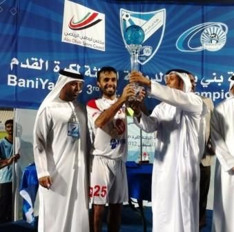 كابتن نادي الكويت احمد الصبيح لدى تسليمه كاس بطولة نادي بني ياس الودية