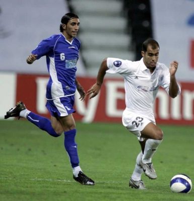 البرازيلي فيليبي جورجي (اليمين) يسيطر على الكرة امام لاعب النجف كرار جاسم