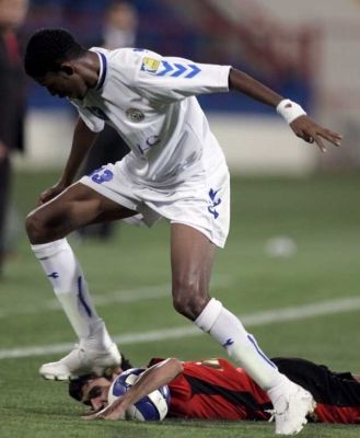 لاعب الزوراء نواف فلاح في صراع على الكرة مع لاعب الريان حسين ياسر (الساقط على الأرض)