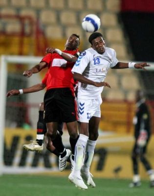 صراع في الهواء بين نواف فلاح لاعب الزوراء (باللباس الأبيض) ونايف الخاطر لاعب الريان