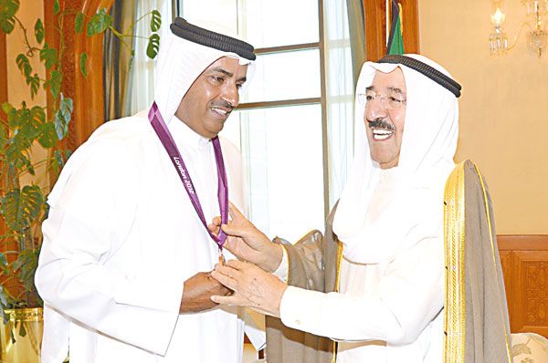 امير الكويت الشيخ صباح الأحمد أثناء استقباله الرامي فهيد الديحاني 