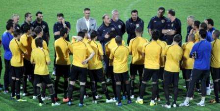 حمد يتحدث للاعبي المنتخب قبل مواجهة اوزبكستان