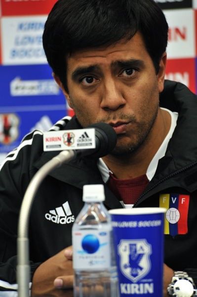 المدرب سيزار فارياس في المؤتمر الصحفي بمدينة سابورو اليابانية