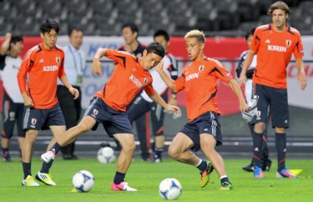 كيسوكي هوندا ( يمين ) في تدريب اليوم إستعداداً لفنزويلا