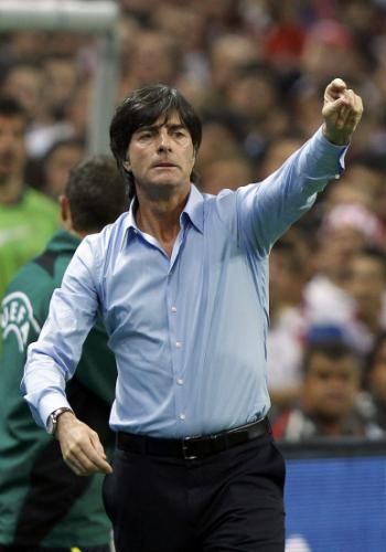 2011-10-07t190435z_01_stn113_rtridsp_3_soccer-euro_reuters