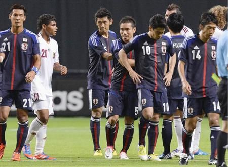 حسرة لاعبي اليابان بعد تعادلهم أمام فنزويلا