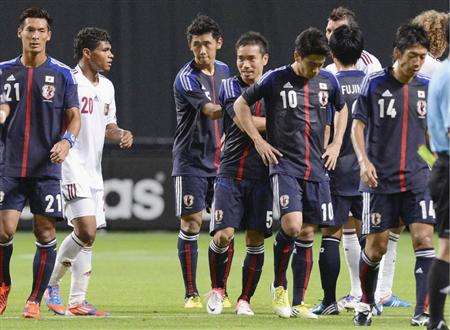 حسرة لاعبي اليابان بعد تعادلهم أمام فنزويلا