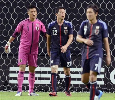 المدافع مايا يوشيدا ( رقم 22 ) بعد ولوج هدف التعادل لفنزويلا 