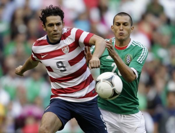 جوميز لاعب الولايات المتحدة يشق طريقه في قلب الدفاع المكسيكي