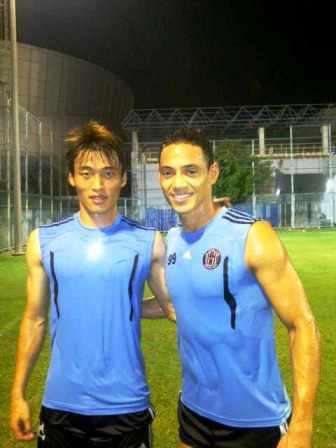 شين يونج مين مع محترف الجزيرة ريكاردو أوليفيرا