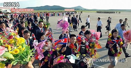الرياضيين الكوريين الشماليين يتلقون الإستقبال في المطار - صورة من وكالة يونهاب الكورية الجنوبية