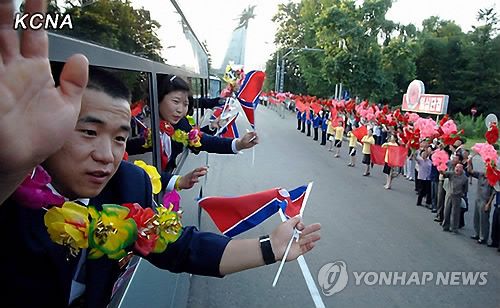 الرياضيين الكوريين الشماليين في شوارع العاصمة بيونج يانج - صورة من وكالة يونهاب الكورية الجنوبية