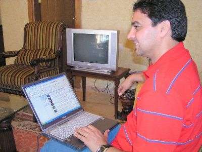صورة للكابتن أحمد راضي أثناء تصفحه موقع كووورة