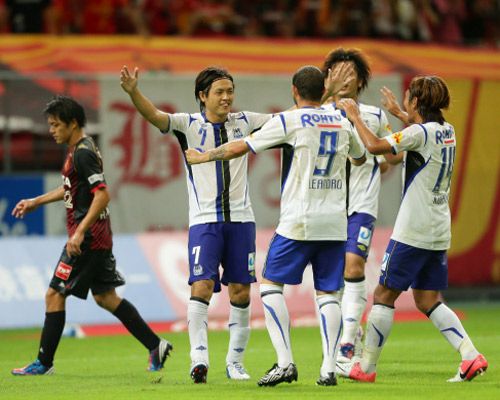 لياندرو ( رقم 9 ) يحتفل مع ياسوهيتو إيندو الذي أحرز الهدف الثاني من ضربة جزاء