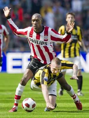 بوتنر أثنا مباراة لفريقه الهولندي أمام أيندهوفين وهو يرتدي القميص الأصفر