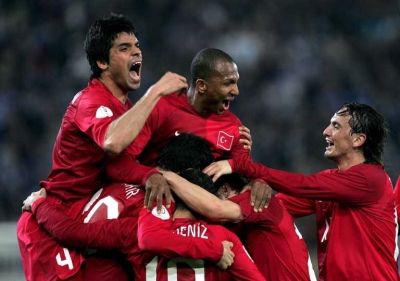 فرحة لاعبي المنتخب التركي بتسجيل أحد الأهداف