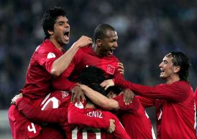 فرحة لاعبي المنتخب التركي بتسجيل أحد الأهداف