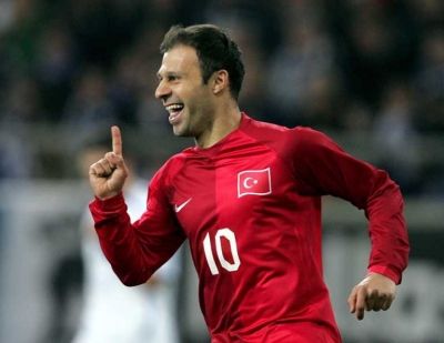 اللاعب التركي كارادينيز فرحاً بتسجيل الهدف