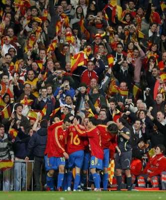 فرحة لاعبي المنتخب الأسباني بالهدف الأول