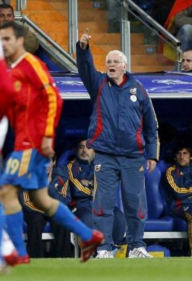 مدرب المنتخب الأسباني لويس أراجونيس يعطي بعض التوجيهات للاعبيه