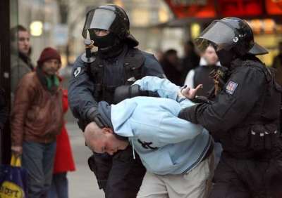 الشرطة تلقي القبض علي احد المشجعين 