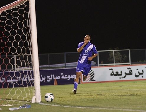 لوبيز يحتفل بهدفه في مرمى نجران