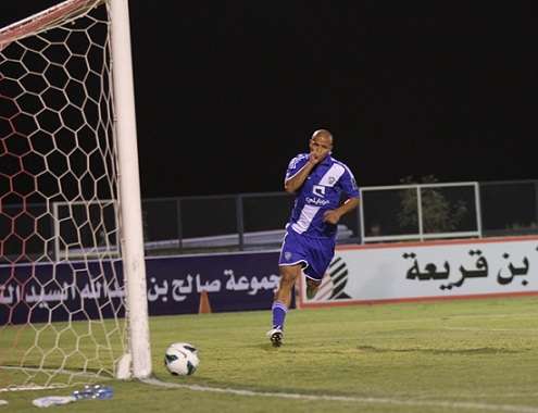 لوبيز يحتفل بهدفه في مرمى نجران