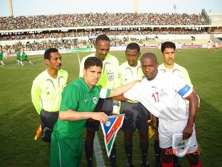 المايسترو طارق التائب فى لقطة مع قائد المنتخب الناميبى 
