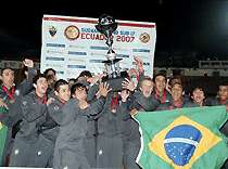 ناشئي البرازيل يحملون كاس البطولة 