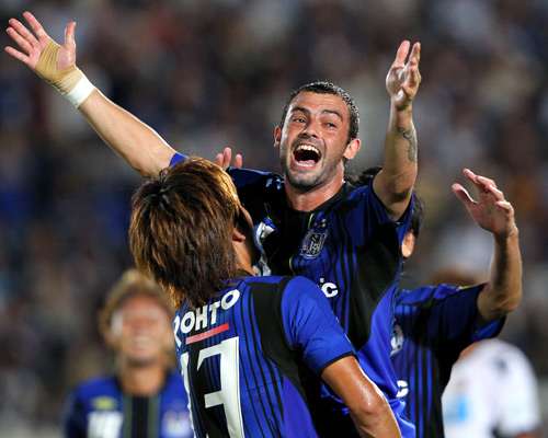 البرازيلي لياندرو سيلفا يحتفل بعد إحرازه الهدف الثالث الشخصي بالمباراة