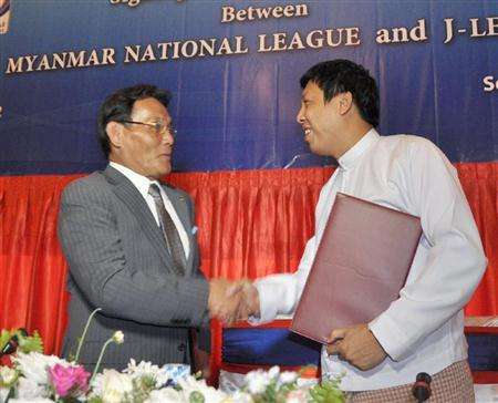 الياباني اوهيجاشي ( يسار ) مع رئيس الإتحاد الميانماري زاو زاو بعد التوقيع على اتفاقية التعاون